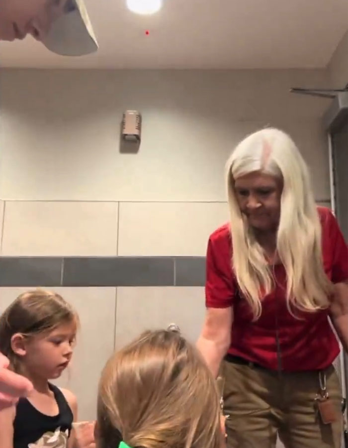 “Male Karen” Harasses Dad Helping His Daughter In Restroom Until Girl Cries, Gets Just Treatment From Manager “Male Karen” Harasses Dad Helping His Daughter In Restroom Until Girl Cries, Gets Just Treatment From Manager
