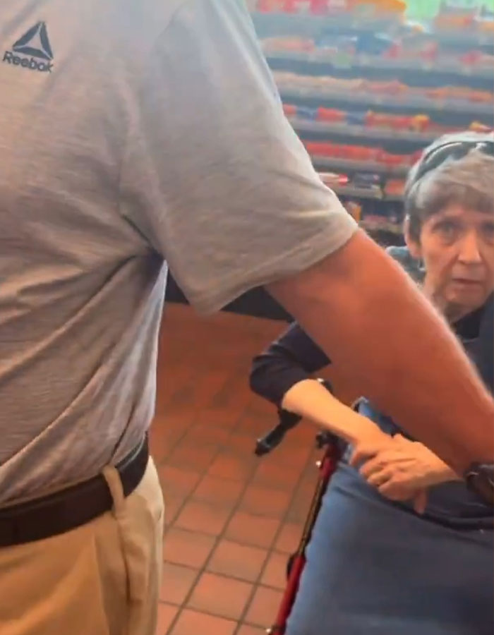 “Male Karen” Harasses Dad Helping His Daughter In Restroom Until Girl Cries, Gets Just Treatment From Manager “Male Karen” Harasses Dad Helping His Daughter In Restroom Until Girl Cries, Gets Just Treatment From Manager