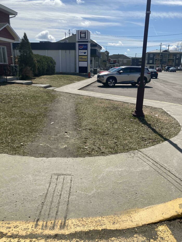 75 “Desire Paths” That Show Human Stubbornness In The Best Way Possible (New Pics) 75 “Desire Paths” That Show Human Stubbornness In The Best Way Possible (New Pics)