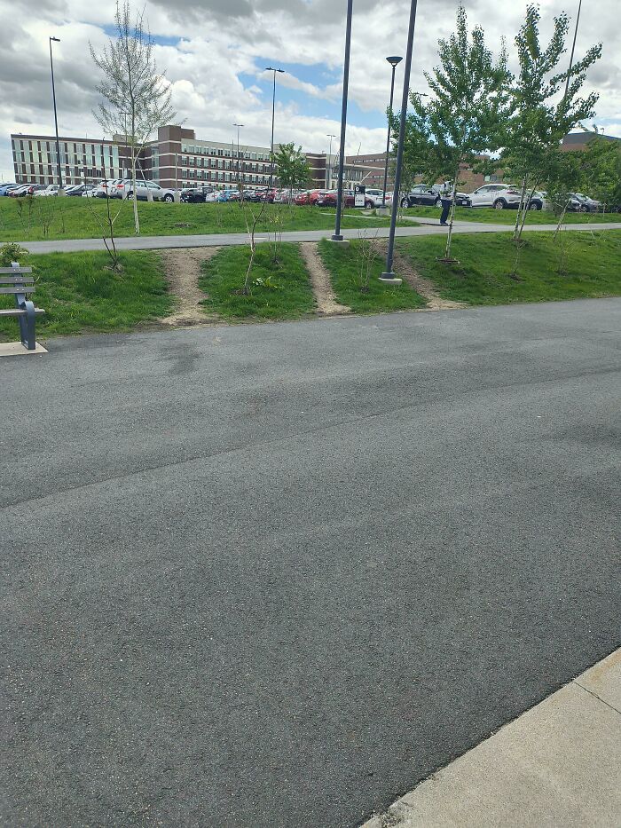 75 “Desire Paths” That Show Human Stubbornness In The Best Way Possible (New Pics) 75 “Desire Paths” That Show Human Stubbornness In The Best Way Possible (New Pics)