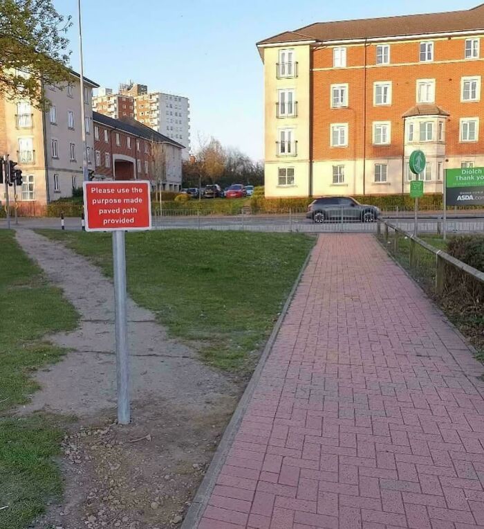 75 “Desire Paths” That Show Human Stubbornness In The Best Way Possible (New Pics) 75 “Desire Paths” That Show Human Stubbornness In The Best Way Possible (New Pics)