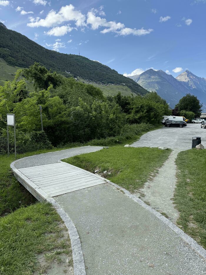 75 “Desire Paths” That Show Human Stubbornness In The Best Way Possible (New Pics) 75 “Desire Paths” That Show Human Stubbornness In The Best Way Possible (New Pics)