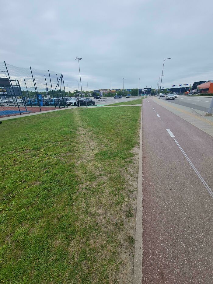 75 “Desire Paths” That Show Human Stubbornness In The Best Way Possible (New Pics) 75 “Desire Paths” That Show Human Stubbornness In The Best Way Possible (New Pics)