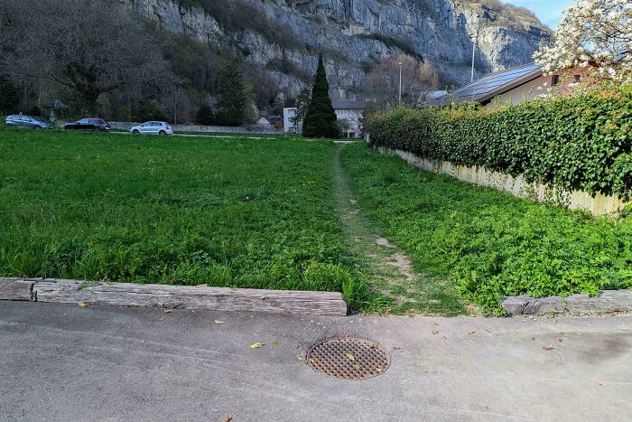 75 “Desire Paths” That Show Human Stubbornness In The Best Way Possible (New Pics) 75 “Desire Paths” That Show Human Stubbornness In The Best Way Possible (New Pics)