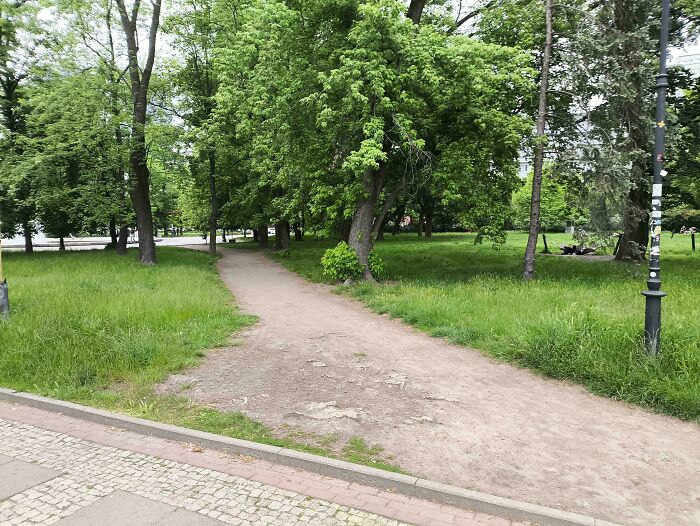 75 “Desire Paths” That Show Human Stubbornness In The Best Way Possible (New Pics) 75 “Desire Paths” That Show Human Stubbornness In The Best Way Possible (New Pics)