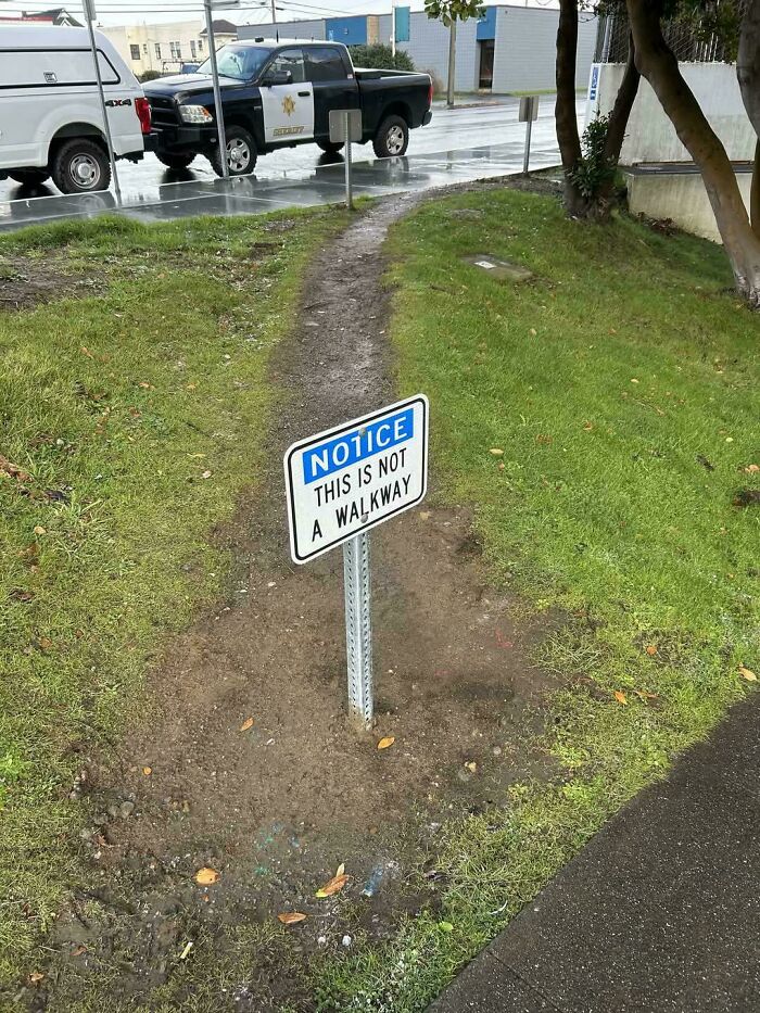75 “Desire Paths” That Show Human Stubbornness In The Best Way Possible (New Pics) 75 “Desire Paths” That Show Human Stubbornness In The Best Way Possible (New Pics)
