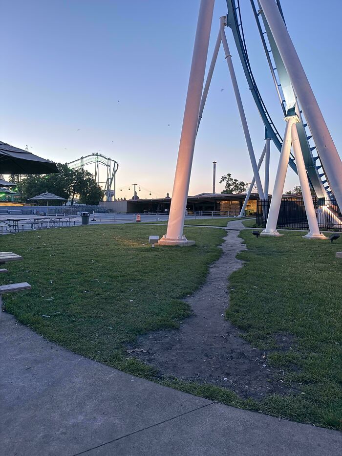 75 “Desire Paths” That Show Human Stubbornness In The Best Way Possible (New Pics) 75 “Desire Paths” That Show Human Stubbornness In The Best Way Possible (New Pics)