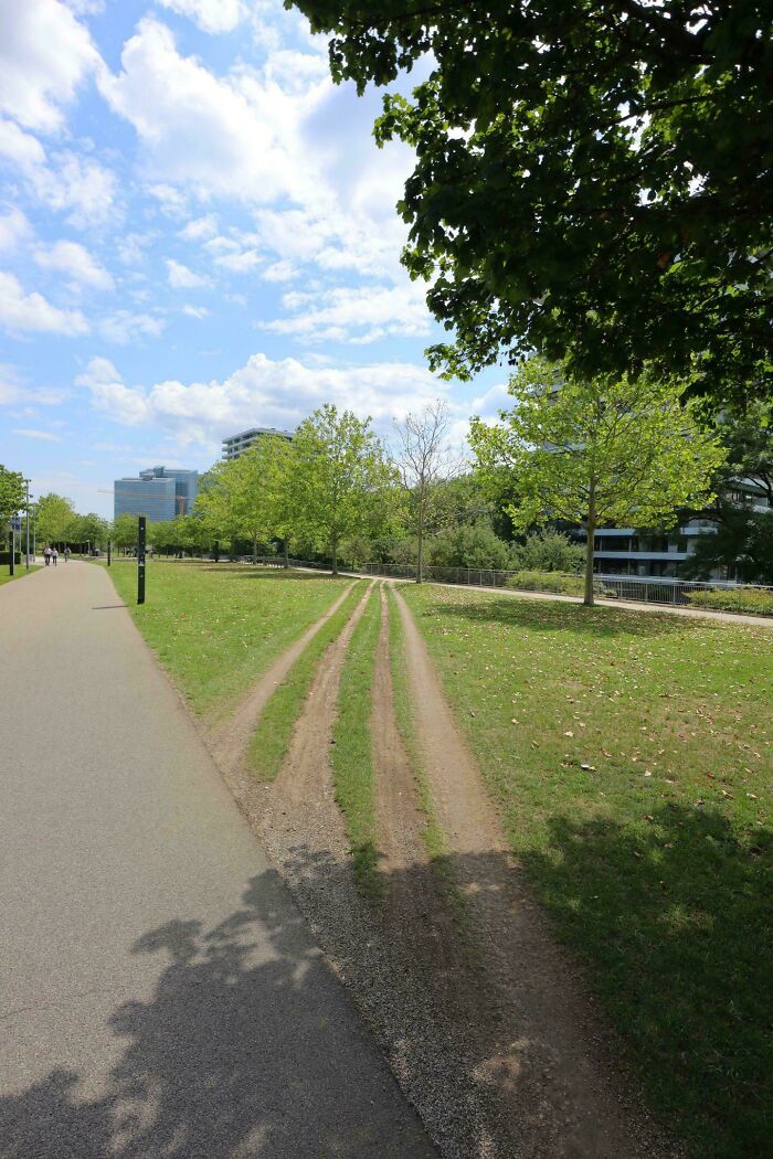 75 “Desire Paths” That Show Human Stubbornness In The Best Way Possible (New Pics) 75 “Desire Paths” That Show Human Stubbornness In The Best Way Possible (New Pics)