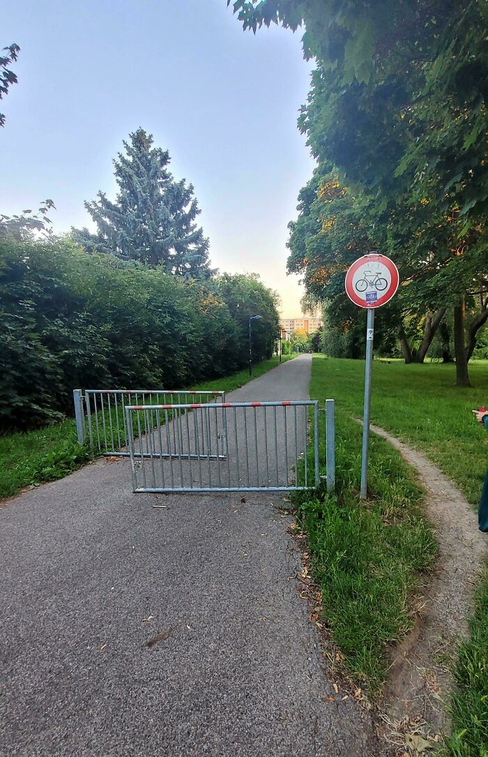 75 “Desire Paths” That Show Human Stubbornness In The Best Way Possible (New Pics) 75 “Desire Paths” That Show Human Stubbornness In The Best Way Possible (New Pics)