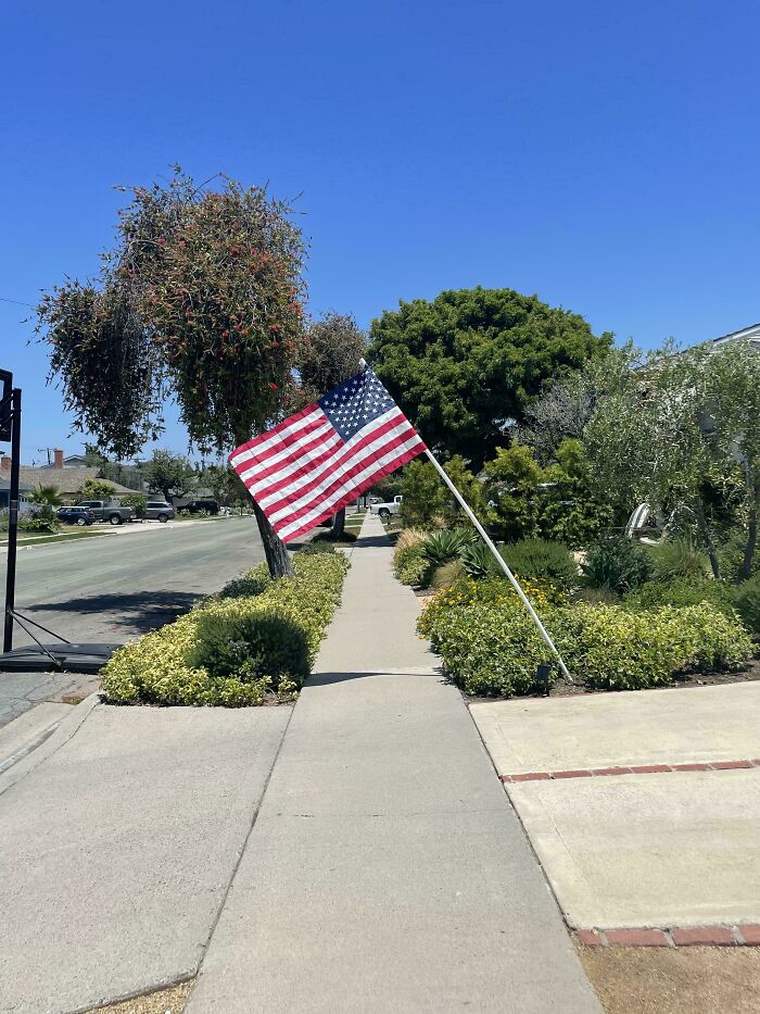 “American Flags. Everywhere”: 79 Things In The US That Left Tourists Baffled “American Flags. Everywhere”: 79 Things In The US That Left Tourists Baffled