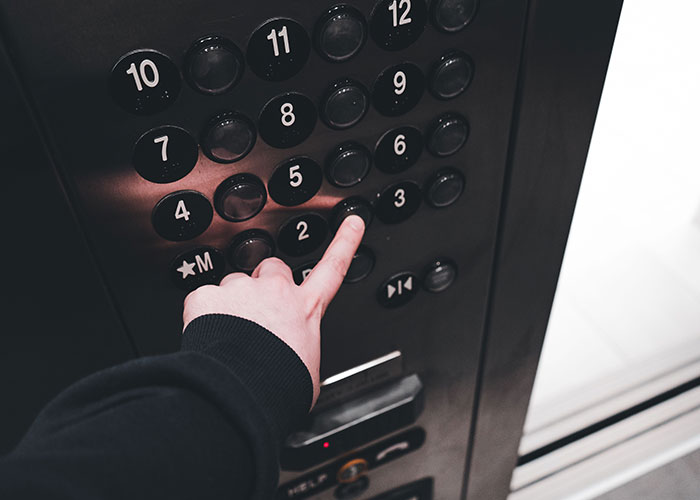 49 Moments People Realized It Was Time To Leave Immediately