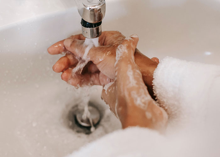 Woman Finally Notices Disgusting Detail About Her Boyfriend, Turns Out Her Friends Were Right Woman Finally Notices Disgusting Detail About Her Boyfriend, Turns Out Her Friends Were Right