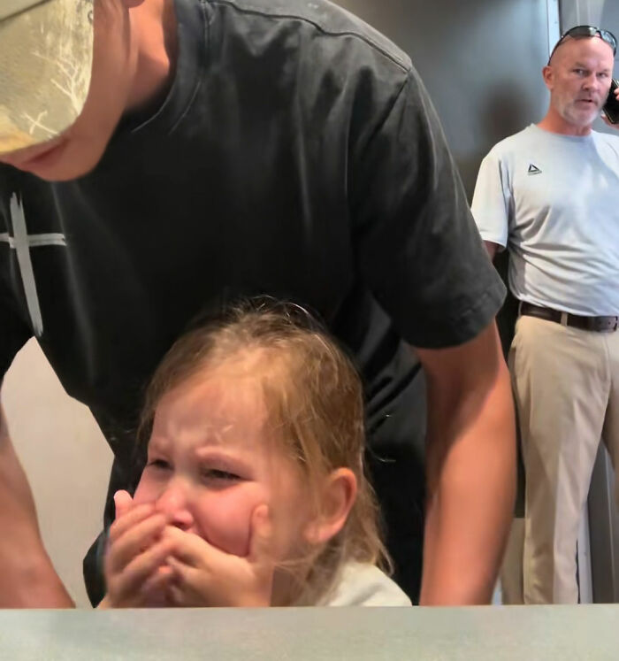 Dad Gives Update After “Male Karen” Harassed Him For Helping His Daughter In Women’s Restroom, Made Girl Cry Dad Gives Update After “Male Karen” Harassed Him For Helping His Daughter In Women’s Restroom, Made Girl Cry