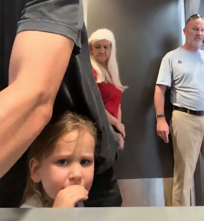 Dad Gives Update After “Male Karen” Harassed Him For Helping His Daughter In Women’s Restroom, Made Girl Cry Dad Gives Update After “Male Karen” Harassed Him For Helping His Daughter In Women’s Restroom, Made Girl Cry