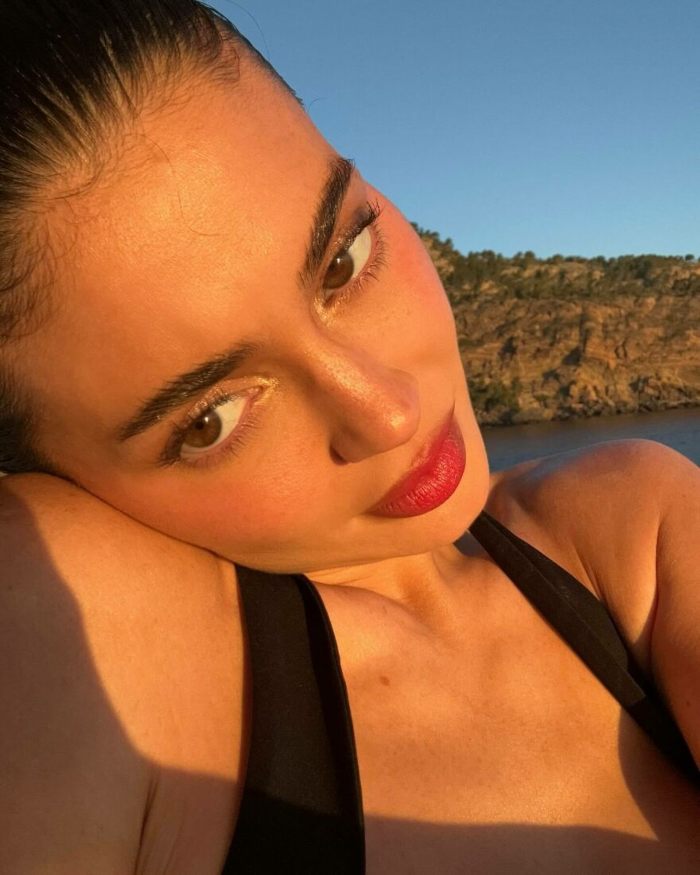 After Viral Post Claims Kylie Jenner’s Knees Give Away Plastic Surgery, Surgeon Weighs In