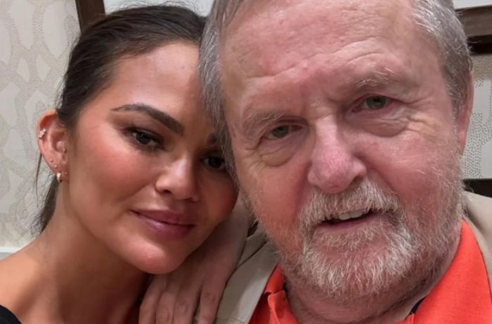 Chrissy Teigen Slammed For Move At Dad’s Funeral: “How Much Did The Magazine Give You?” Chrissy Teigen Slammed For Move At Dad’s Funeral: “How Much Did The Magazine Give You?”