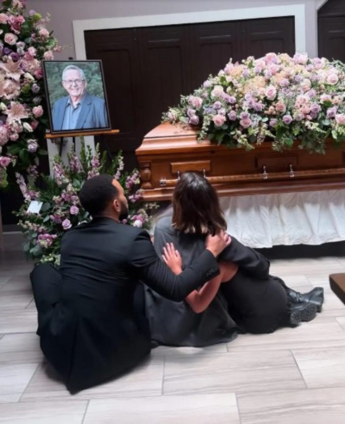 Chrissy Teigen Slammed For Move At Dad’s Funeral: “How Much Did The Magazine Give You?” Chrissy Teigen Slammed For Move At Dad’s Funeral: “How Much Did The Magazine Give You?”