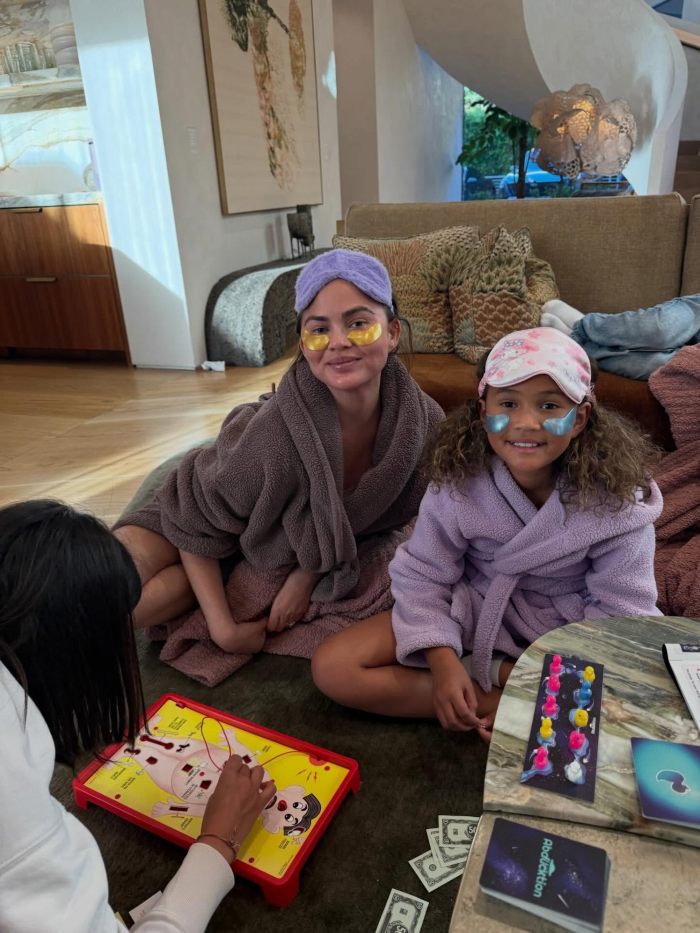 Chrissy Teigen Slammed For Move At Dad’s Funeral: “How Much Did The Magazine Give You?” Chrissy Teigen Slammed For Move At Dad’s Funeral: “How Much Did The Magazine Give You?”