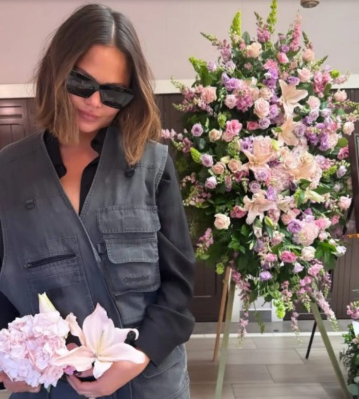 Chrissy Teigen Slammed For Move At Dad’s Funeral: “How Much Did The Magazine Give You?” Chrissy Teigen Slammed For Move At Dad’s Funeral: “How Much Did The Magazine Give You?”