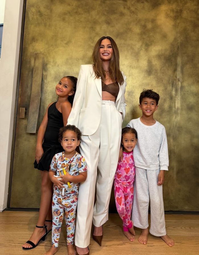 Chrissy Teigen Slammed For Move At Dad’s Funeral: “How Much Did The Magazine Give You?” Chrissy Teigen Slammed For Move At Dad’s Funeral: “How Much Did The Magazine Give You?”