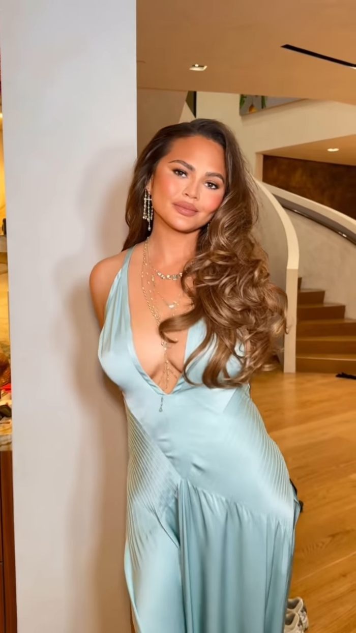 Chrissy Teigen Slammed For Move At Dad’s Funeral: “How Much Did The Magazine Give You?” Chrissy Teigen Slammed For Move At Dad’s Funeral: “How Much Did The Magazine Give You?”