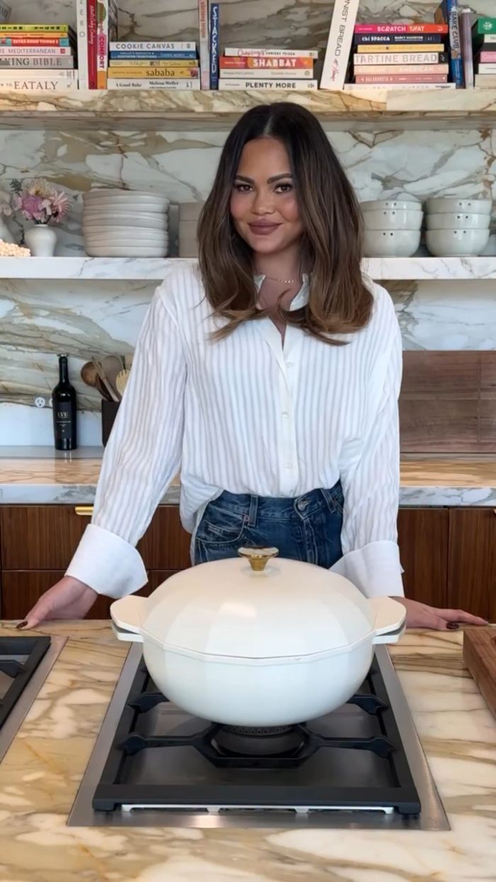 Chrissy Teigen Slammed For Move At Dad’s Funeral: “How Much Did The Magazine Give You?” Chrissy Teigen Slammed For Move At Dad’s Funeral: “How Much Did The Magazine Give You?”