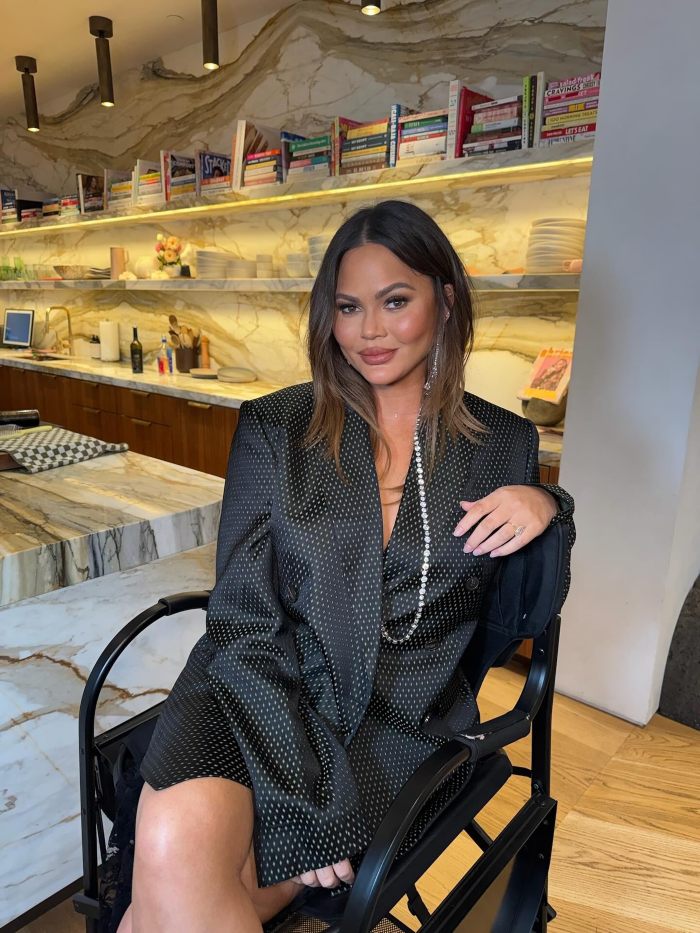 Chrissy Teigen Slammed For Move At Dad’s Funeral: “How Much Did The Magazine Give You?” Chrissy Teigen Slammed For Move At Dad’s Funeral: “How Much Did The Magazine Give You?”