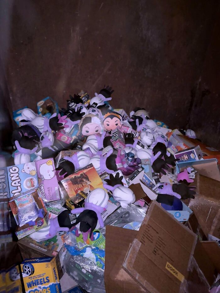105 Times People Couldn’t Believe Their Luck While Dumpster Diving (New Pics) 105 Times People Couldn’t Believe Their Luck While Dumpster Diving (New Pics)