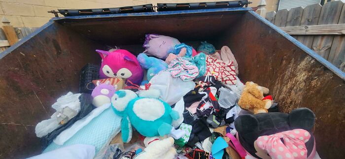 105 Times People Couldn’t Believe Their Luck While Dumpster Diving (New Pics) 105 Times People Couldn’t Believe Their Luck While Dumpster Diving (New Pics)