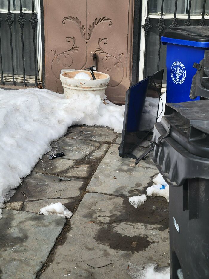 105 Times People Couldn’t Believe Their Luck While Dumpster Diving (New Pics) 105 Times People Couldn’t Believe Their Luck While Dumpster Diving (New Pics)