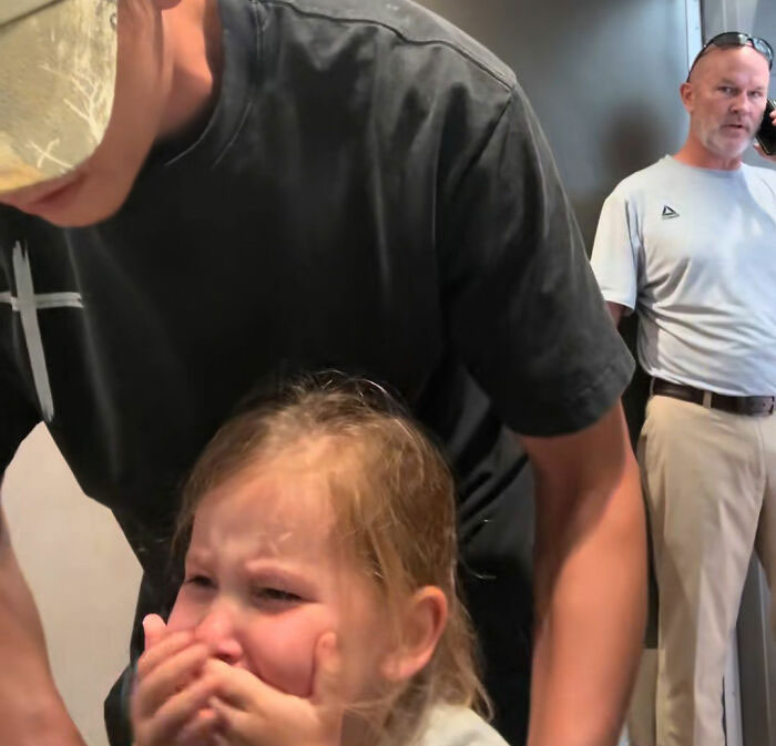 “Male Karen” Faces Karma After Harassing Dad For Helping Daughters In Women’s Restroom And Making Girl Cry “Male Karen” Faces Karma After Harassing Dad For Helping Daughters In Women’s Restroom And Making Girl Cry