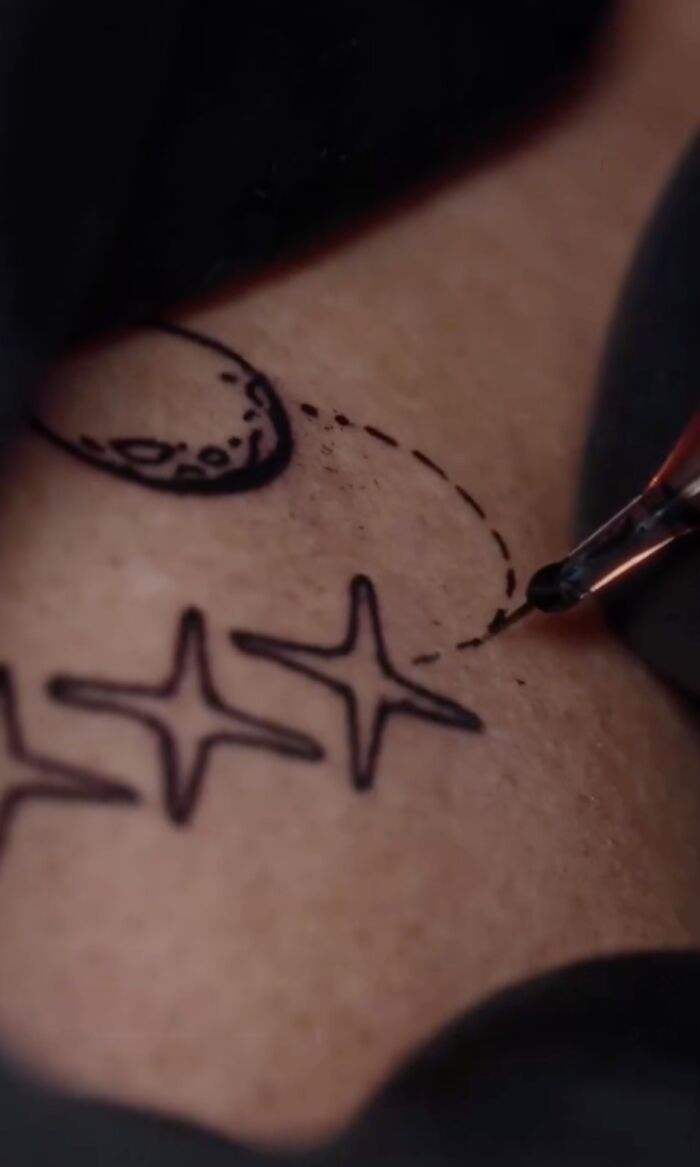 This Tattoo Artist Was Invited To Commemorate NASA’s Historic Artemis II Mission In A Truly Unique Way This Tattoo Artist Was Invited To Commemorate NASA’s Historic Artemis II Mission In A Truly Unique Way