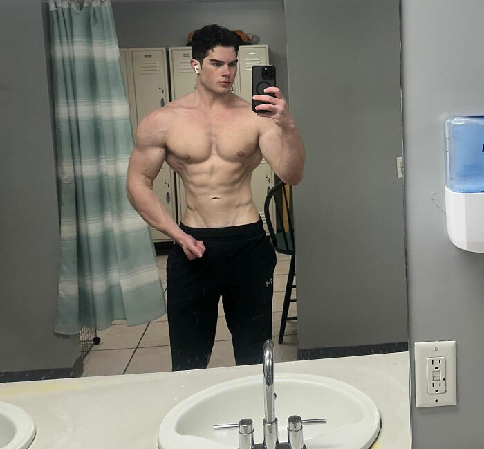 “Looksmaxxer” Clavicular Snubbed By Girls In The Street After Getting 4 Surgeries In 1 Month “Looksmaxxer” Clavicular Snubbed By Girls In The Street After Getting 4 Surgeries In 1 Month