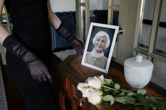 Family Sees Dollar Signs At Grandma’s Funeral, Gets Publicly Shamed By Her Relative Instead Family Sees Dollar Signs At Grandma’s Funeral, Gets Publicly Shamed By Her Relative Instead