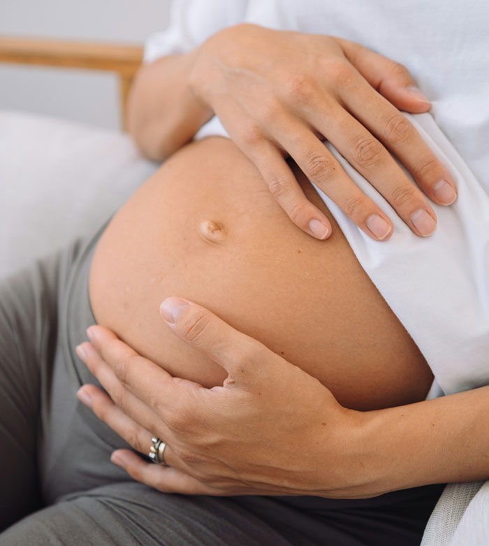 Pregnant Woman Starts Having Contractions, MIL Suddenly Refuses To Leave Pregnant Woman Starts Having Contractions, MIL Suddenly Refuses To Leave
