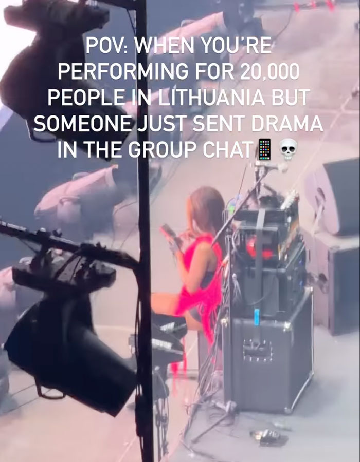Fans Furious Over “Temu Fergie” After Spotting What She Was Doing During Black Eyed Peas Concert Fans Furious Over “Temu Fergie” After Spotting What She Was Doing During Black Eyed Peas Concert