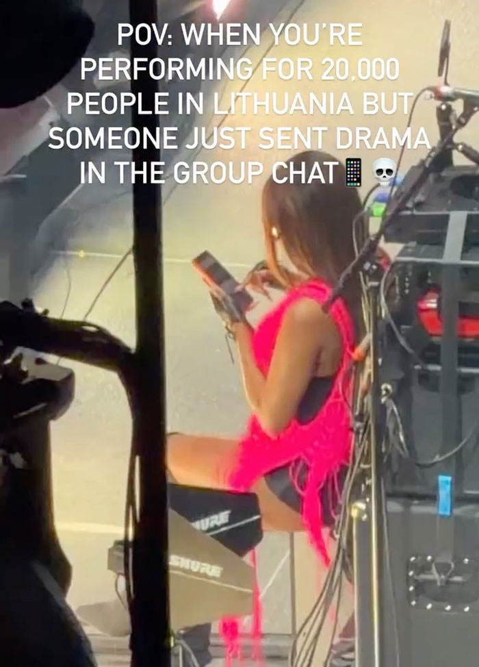 Fans Furious Over “Temu Fergie” After Spotting What She Was Doing During Black Eyed Peas Concert Fans Furious Over “Temu Fergie” After Spotting What She Was Doing During Black Eyed Peas Concert