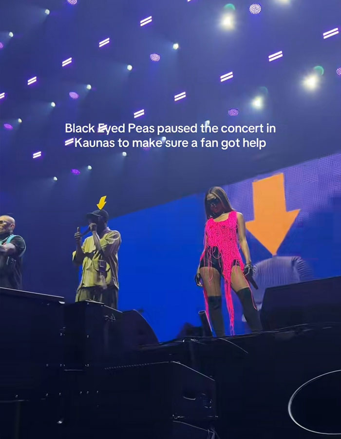 Fans Furious Over “Temu Fergie” After Spotting What She Was Doing During Black Eyed Peas Concert Fans Furious Over “Temu Fergie” After Spotting What She Was Doing During Black Eyed Peas Concert