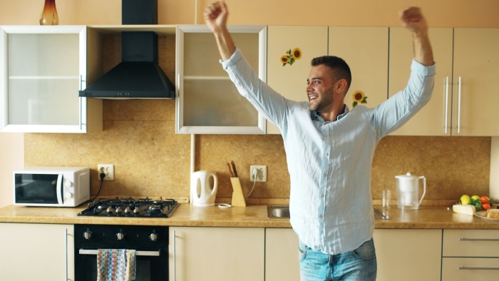 Man Is Perpetually Hungry, Overworked And Doesn&rsquo;t See A Dime Of His Money, Realizes Fianc&eacute;e Is the Problem