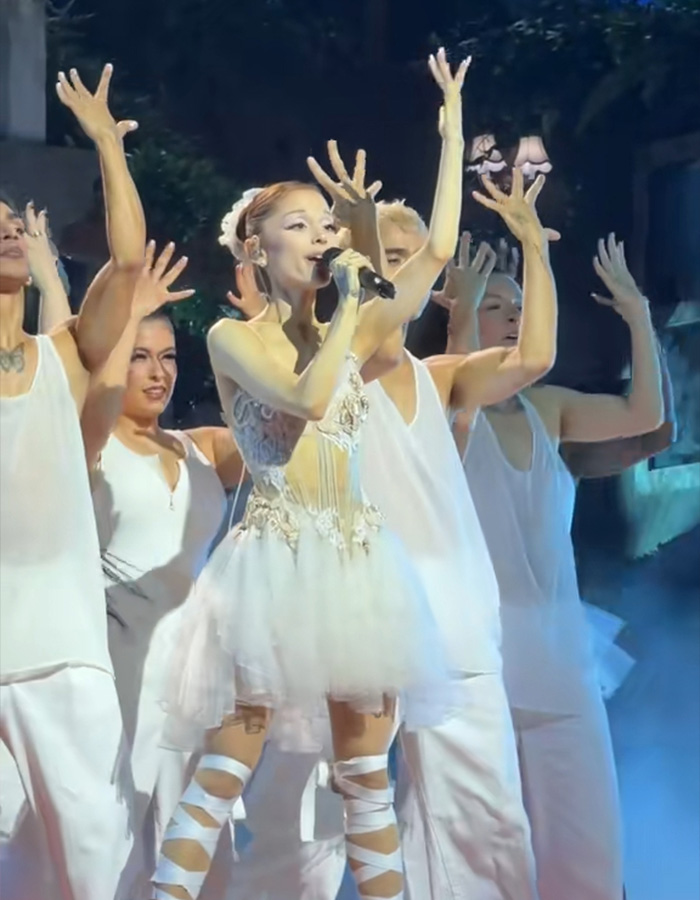 Ariana Grande Sparks Debate After Viral Concert Clip Shows Her “Toddler” Running Across The Stage Ariana Grande Sparks Debate After Viral Concert Clip Shows Her “Toddler” Running Across The Stage