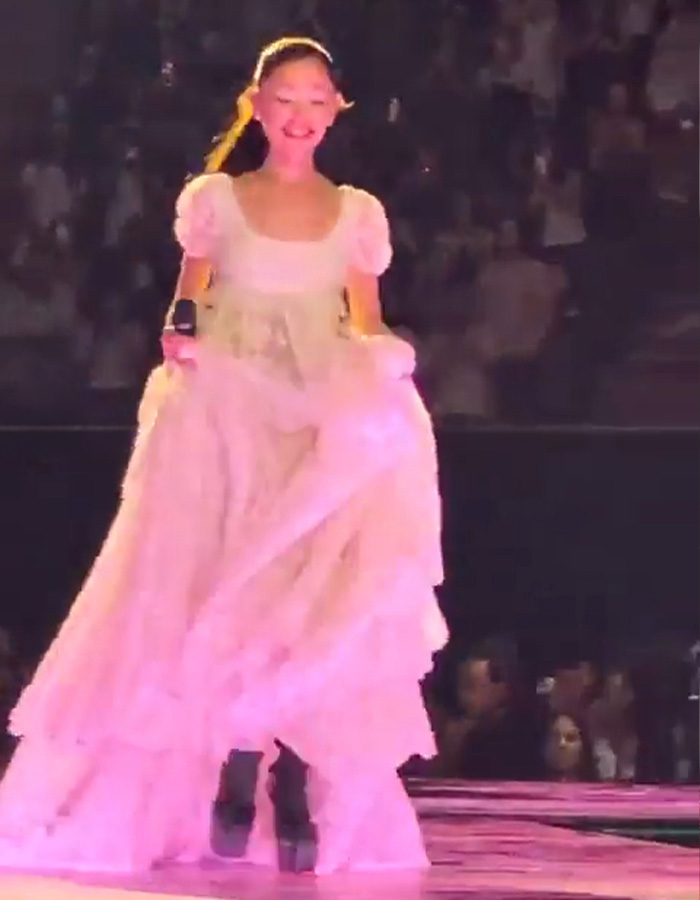 Ariana Grande Sparks Debate After Viral Concert Clip Shows Her “Toddler” Running Across The Stage Ariana Grande Sparks Debate After Viral Concert Clip Shows Her “Toddler” Running Across The Stage