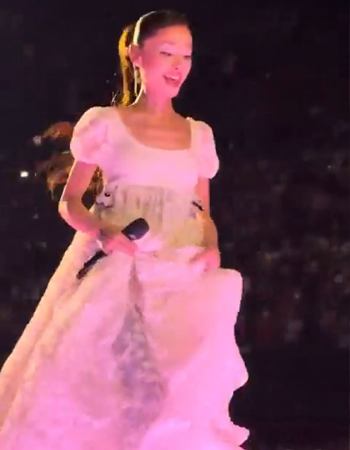 Ariana Grande Sparks Debate After Viral Concert Clip Shows Her “Toddler” Running Across The Stage Ariana Grande Sparks Debate After Viral Concert Clip Shows Her “Toddler” Running Across The Stage