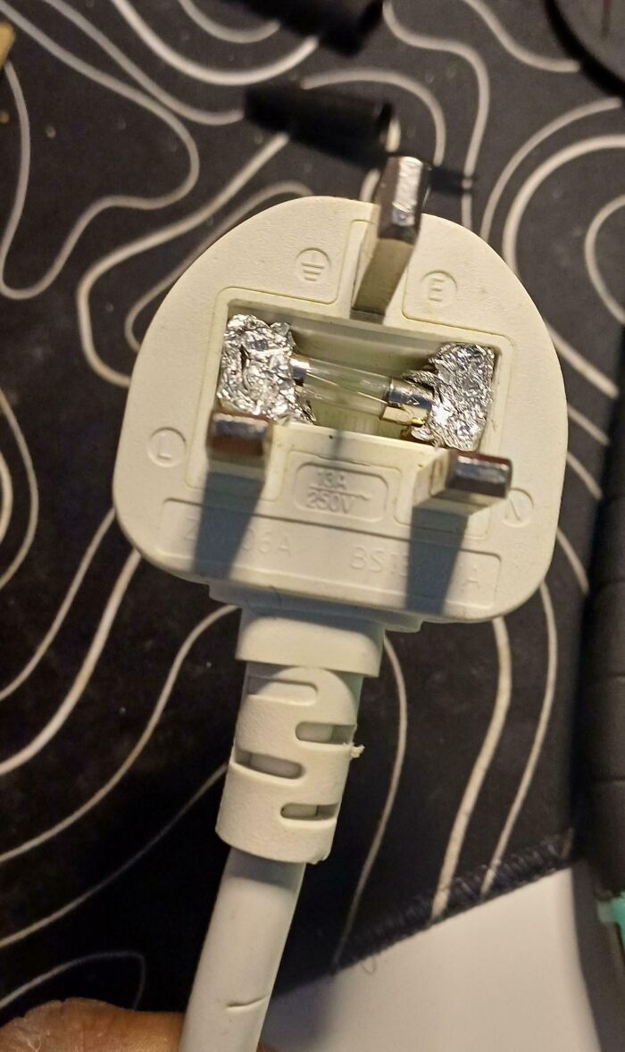 74 Electronics Fails That Would Make You Want To Treat The IT Guy With A Little More Respect 74 Electronics Fails That Would Make You Want To Treat The IT Guy With A Little More Respect