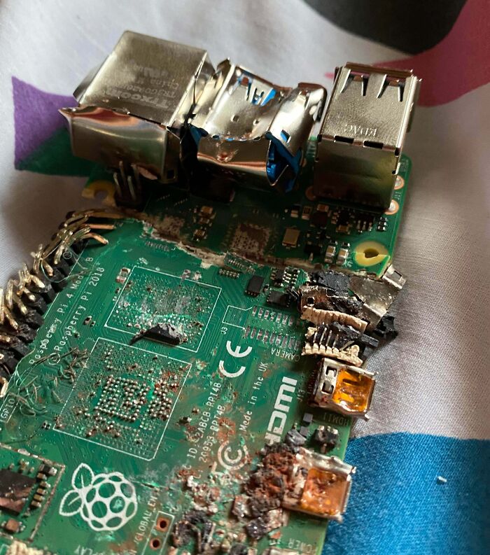74 Electronics Fails That Would Make You Want To Treat The IT Guy With A Little More Respect 74 Electronics Fails That Would Make You Want To Treat The IT Guy With A Little More Respect