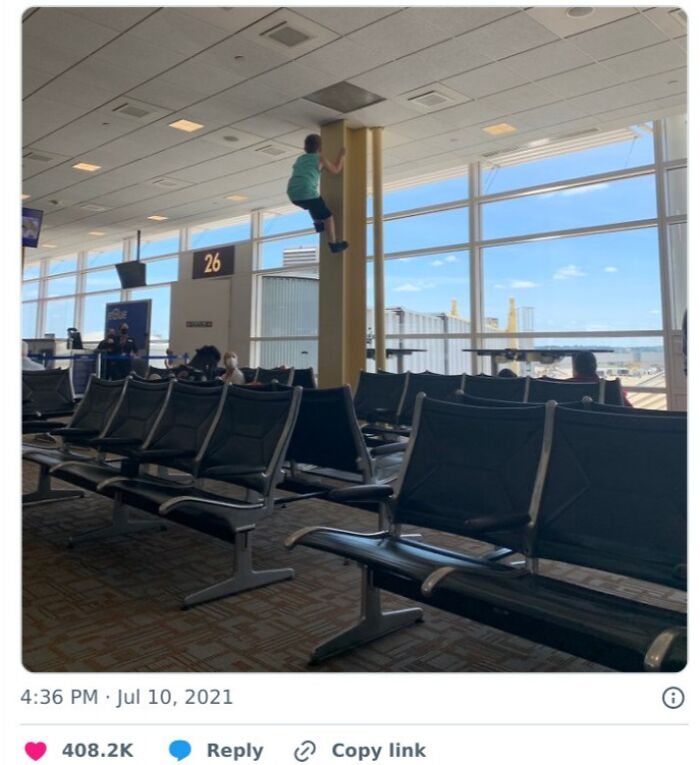 54 Times Airports Were The Most Chaotic Place On The Planet, And We Have The Photos To Prove It 54 Times Airports Were The Most Chaotic Place On The Planet, And We Have The Photos To Prove It