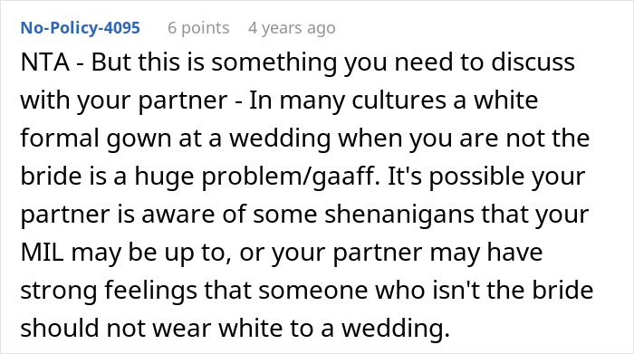 Woman Confused About Fiancé’s Reaction To His Mom’s Dress For Their Wedding, He Comes To Explain Woman Confused About Fiancé’s Reaction To His Mom’s Dress For Their Wedding, He Comes To Explain