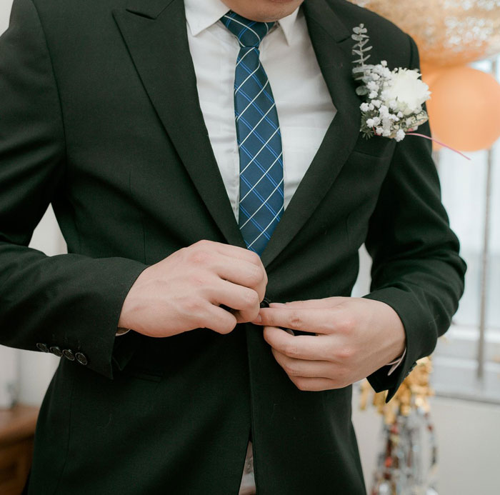 Woman Confused About Fiancé’s Reaction To His Mom’s Dress For Their Wedding, He Comes To Explain Woman Confused About Fiancé’s Reaction To His Mom’s Dress For Their Wedding, He Comes To Explain