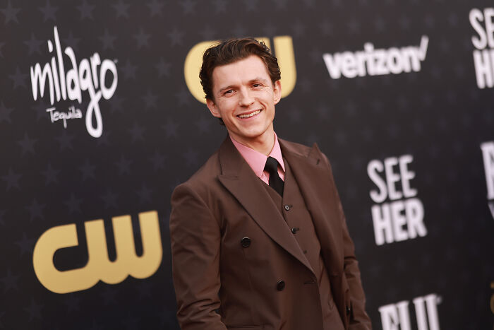 “Very Fishy”: Tom Holland’s “Alcoholic Storyline” Sparks Doubt After He Tells Robert Downey Jr. Story “Very Fishy”: Tom Holland’s “Alcoholic Storyline” Sparks Doubt After He Tells Robert Downey Jr. Story