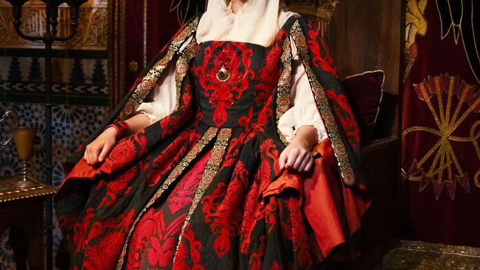 “Think You Know TV Shows?”: Prove It By Identifying All 18 Series From Just The Outfits “Think You Know TV Shows?”: Prove It By Identifying All 18 Series From Just The Outfits