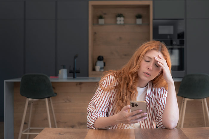 28YO Fumes As Parents Sponsor Sister’s Trip But Not Hers, Feels Her Frugal Life Is Disrespected